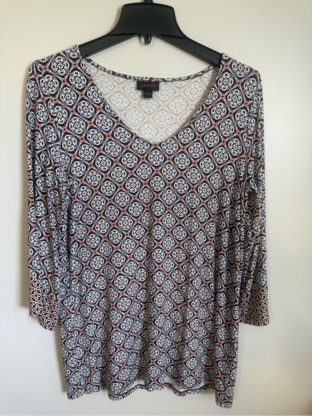J. Jill Black Blue and Pink Medallion V-Neck 3/4 Sleeve Stretch Top size small